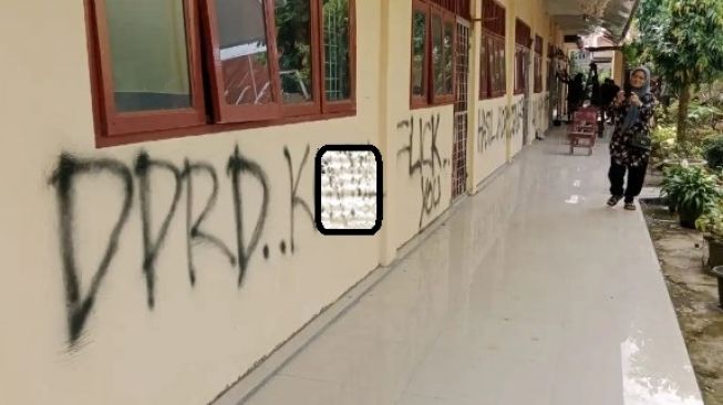 Kecewa dengan DPRD, Dinding Bangunan SD di Tebingtinggi Dicoret-coret Orang Tak DIkenal