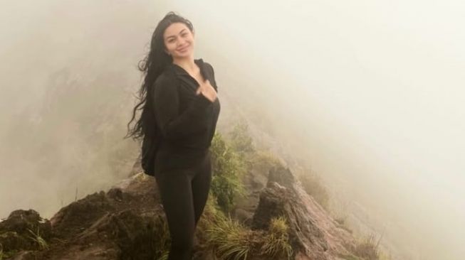 Ariel Tatum mendaki Gunung Batur di Bali jelang pergantian tahun. [Instagram]