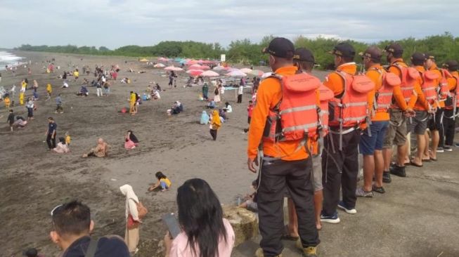Paling Tinggi Selama Nataru, Hampir 12 Ribu Wisatawan Kunjungi Pantai Glagah di Hari Pertama 2023