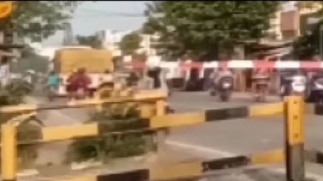 Mbak-mbak 'Uji Nyali' Ngebut di Palang Pintu Kereta: Biarin Nyungsep daripada Dikubur