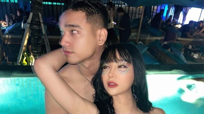 Intip 10 Momen Malam Tahun Baru Lucinta Luna, Asyik Pool Party Sambil Nempel-Nempel ke Fadly Faisal