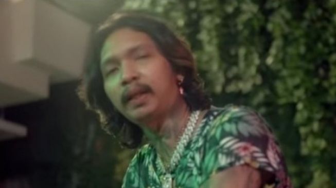 Baru Rilis MV Baru, Young Lex Bikin Heboh Karena Tampil Tanpa Busana