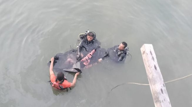 Sempat 1 Hari Hilang di Kali Ciliwung, Bocah di Kramat Jati yang Kepleset saat BAB Ditemukan Sudah jadi Mayat