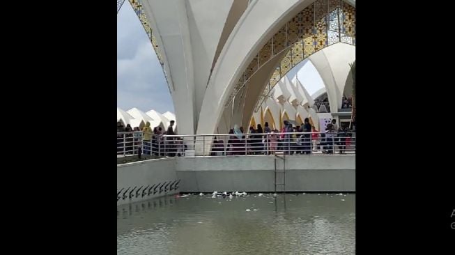 Bukannya Dijaga, Danau di Sekitar Masjid Al Jabbar Malah Jadi Tempat Sampah Pengunjung