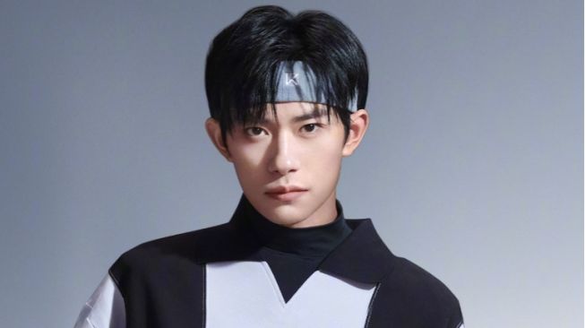 Bagikan Video yang Diambil di dalam Pesawat, Jackson Yee Menuai Kontroversi