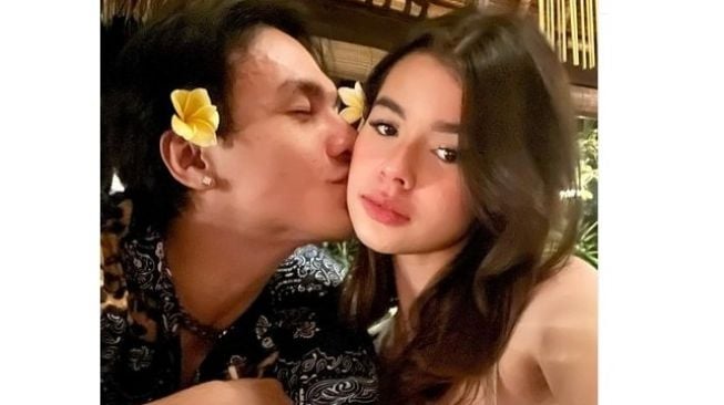 Maria Theodore Tampil Seksi saat Dinner Tahun Baru, Dikecup Lembut Jefri Nichol