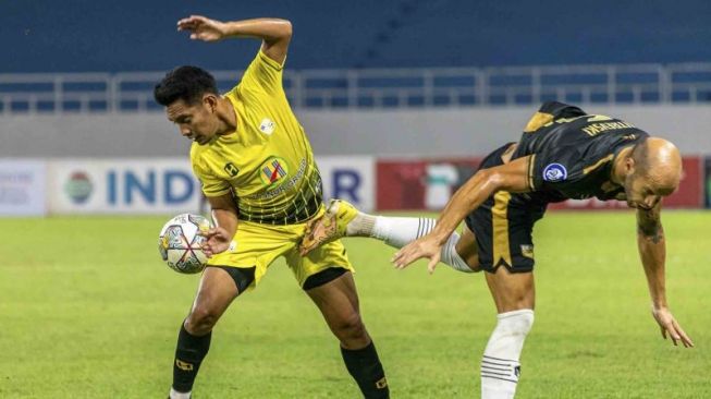 Ambrizal Umanailo (kiri) saat memperkuat Barito Putera di BRI Liga 1 2022/2023. [ANTARA FOTO/Aji Styawan]