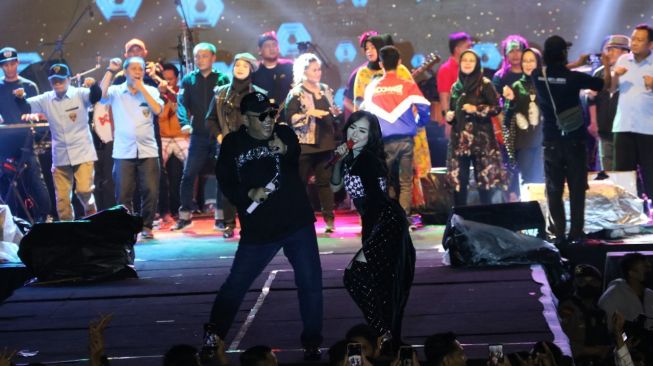 Ucie Sucita dan Denny Caknan saat tampil di acara malam tahun baru 2023 di Tegal. [dokumentasi pribadi]