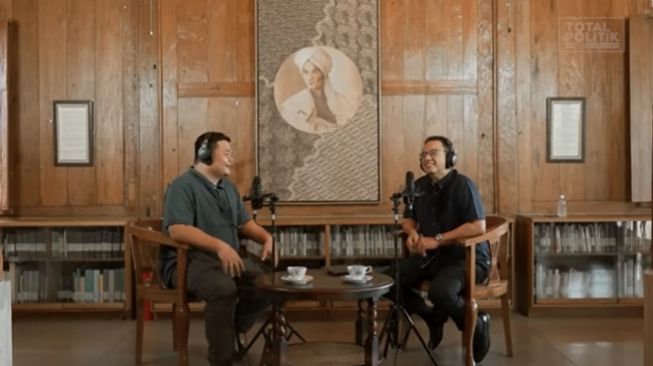 Anies Baswedan menceritakan filosofi rumahnya yang ternyata sering dipakai untuk berbagai kegiatan warga sekitar di podcast bersama Arie Putra. (YouTube/Total Politik)