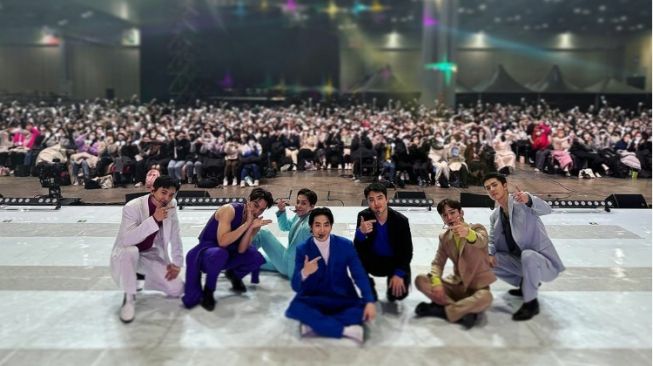 Obati Rasa Rindu EXO-L, EXO Guncang Panggung SMTOWN 2023 dengan "Love Shot"