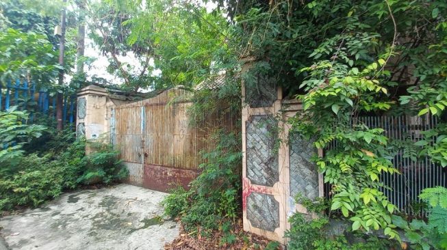 Rumah gede terbengkalai di kawasan Kelurahan Jatinegara, Cakung, Jakarta Timur, yang ditempati Ibu Eny. [Suara.com/Yaumal]