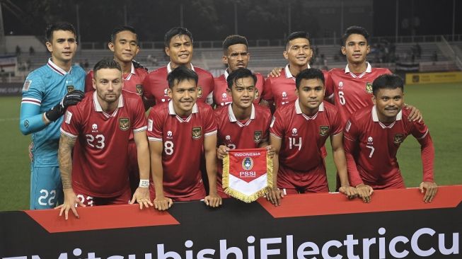 Pesepak bola Timnas Indonesia berfoto bersama sebelum menghadapi Timnas Filipina dalam laga lanjutan Grup A Piala AFF 2022 di Rizal Memorial Stadium, Manila, Filipina, Senin (2/1/2023). Indonesia berhasil menang 2-1 atas Filipina, sekaligus memastikan langkah ke babak semi final. ANTARA FOTO/Akbar Nugroho Gumay/wsj. 