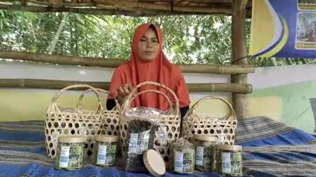 Dapat Pelatihan dan Modal dari BRI, Wanita Ini Sukses Bangun Usaha Kerupuk Daun Bambu