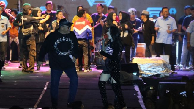 Ucie Sucita dan Denny Caknan saat tampil di acara malam tahun baru 2023 di Tegal. [dokumentasi pribadi]