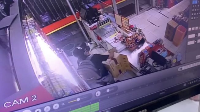 Detik-detik Maling Jebol Atap Minimarket di Kembangan Gondol Cokelat dan Rokok