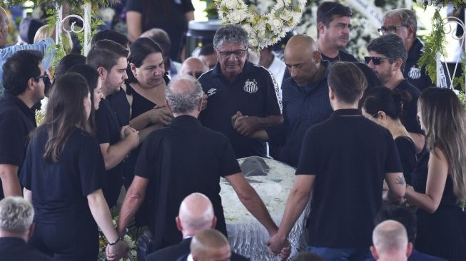 Suasana prosesi penghormatan terakhir Pele digelar di markas Santos di Sao Paulo, Brasil, Senin (2/1/2023). [AFP]