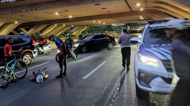 Pesepeda Tergeletak Usai Hantam Lubang di Turunan Flyover Semanggi