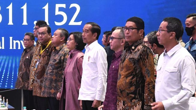 Presiden Joko Widodo atau Jokowi (tengah) di sela-sela pembukaan perdagangan Bursa Efek Indonesia (BEI) Tahun 2023. [Foto: Kris - Biro Pers Sekretariat Presiden]