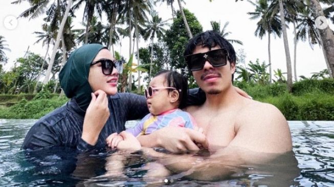 Unggah Foto Berenang Bareng Aurel Hermansyah dan Baby Ameena, Harga Kacamata LV Atta Halilintar Bikin Gigit Jari