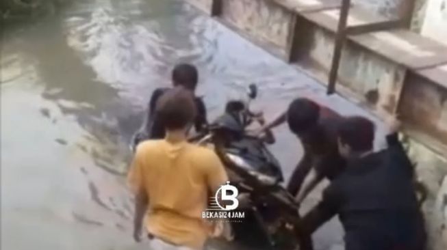 Lagi Asik Main, Sejumlah Bocah di Bekasi Temukan Motor di Aliran Kali