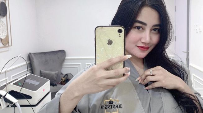 Pamela Safitri saat melakukan perawatan kecantikan. [Instagram]