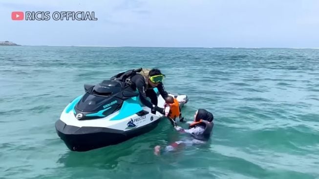 Potret Moana Naik Jetski (YouTube Ricis Official)