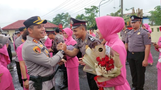 Wow! Yeni Inka Dampingi Suami Saat Upacara Kenaikan Pangkat, Siap Dukung Tugas Tugas Polri