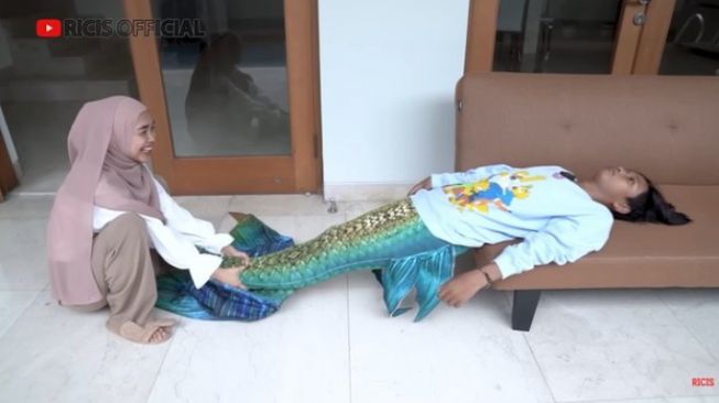  Fajar Sadboy Jadi Mermaid (YouTube/Ricis Official)