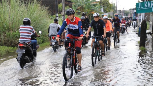 Ganjar Pranowo Panen Kritikan Usai Blusukan ke Lokasi Banjir Sendirian: Cuma Setor Wajah Nggak Ngubah Apa-Apa!