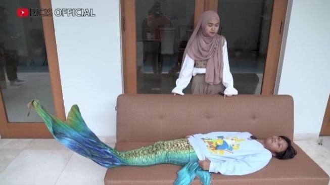 8 Potret Fajar Sadboy Disuruh Jadi Mermaid, Ria Ricis Kembali Kena Hujat Netizen