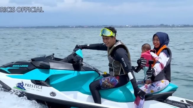 Potret Moana Naik Jetski (YouTube Ricis Official)