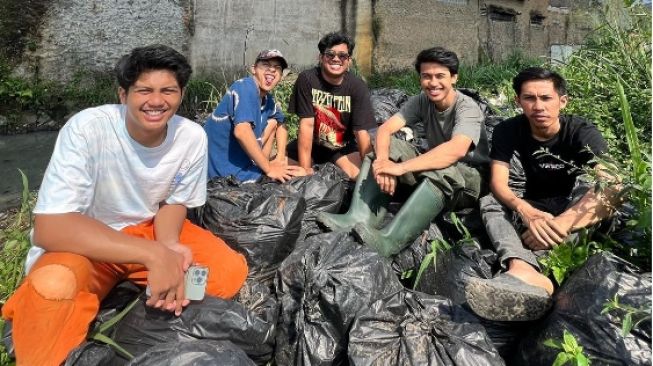 Local Heroes! Aksi Pandawara Group Bersih-bersih Sungai Bikin Salut