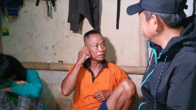 Satu Keluarga Menangis Ketakutan saat Dedi Mulyadi Ancam Seret Ayah Mereka ke Kantor Polisi