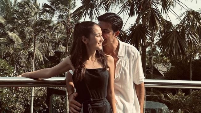 Gaya Pacaran Sandrinna Michelle dan Junior Roberts (Instagram/@juniorrobertss)