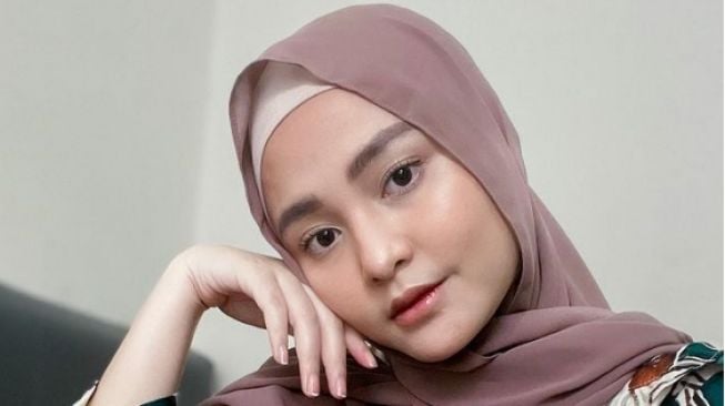 5 Potret Indah Ningtyas, Istri Komika Rigen yang Dituduh "Open BO"