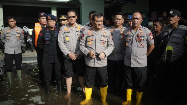 Terobos Banjir, Kapolda Jateng Tinjau Lokasi di Kaligawe hingga Marina Kota Semarang
