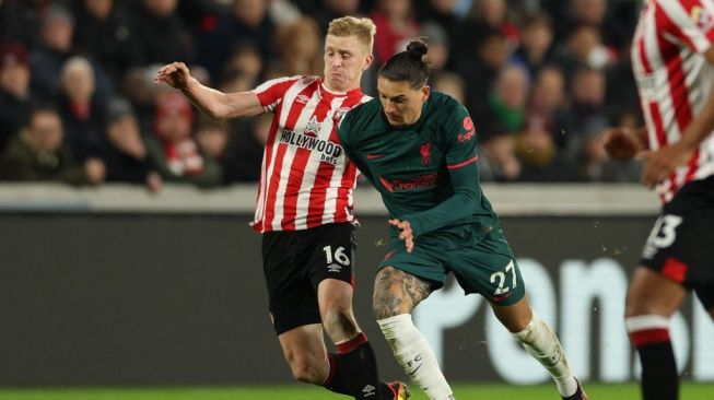 Bek  Brentford Ben Mee (kiri) bersaing dengan striker Liverpool Darwin Nunez (kanan) selama pertandingan pekan ke-19 Liga Inggris antara Brentford vs Liverpool di Gtech Community Stadium di London pada 2 Januari 2023.Adrian DENNIS / AFP.