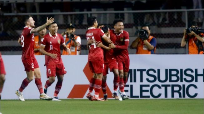 Para pemain Timnas Indonesia merayakan gol yang dicetak oleh Marselino Ferdinan (affmitsubishielectriccup.com)