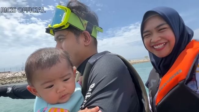 Potret Moana Naik Jetski (YouTube Ricis Official)