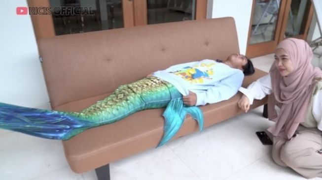  Fajar Sadboy Jadi Mermaid (YouTube/Ricis Official)