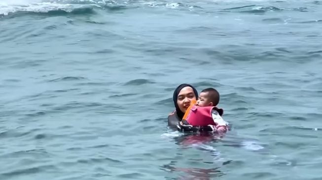 Potret Moana Naik Jetski (YouTube Ricis Official)