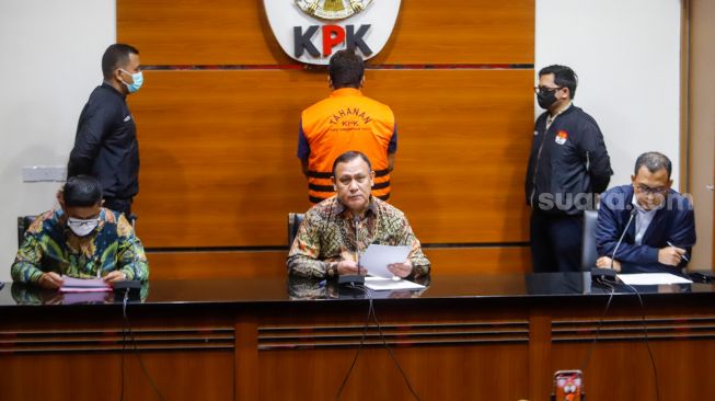 Ketua KPK Firli Bahuri (tengah) memberikan pernyataan saat konferensi pers terkait penahanan anggota Divisi Hukum Mabes Polri AKBP Bambang Kayun Bagus sebagai tersangka kasus dugaan suap dan gratifikasi di Gedung Merah Putih KPK, Jakarta Selatan, Selasa (3/1/2023). [Suara.com/Alfian Winanto]