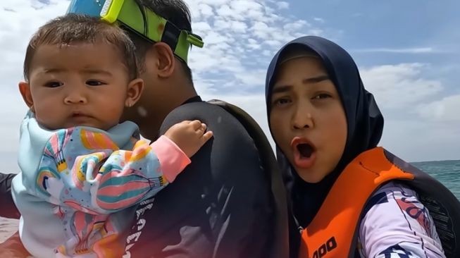 Potret Moana Naik Jetski (YouTube Ricis Official)