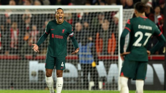 Reaksi bek Liverpool asal Belanda Virgil van Dijk (Kiri) setelah kebobolan gol keduanya pada pertandingan pekan ke-19 Liga Inggris antara Brentford vs Liverpool di Stadion Komunitas Gtech di London pada 2 Januari 2023.Adrian DENNIS / AFP.