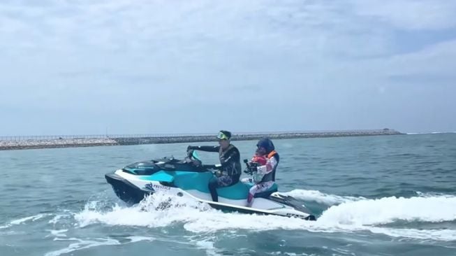 Potret Moana Naik Jetski (YouTube Ricis Official)