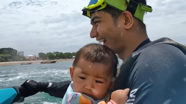 Potret Moana Naik Jetski (YouTube Ricis Official)