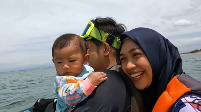 6 Aksi Ria Ricis yang Tuai Hujatan, Paling Baru Dandani Fajar Sadboy Jadi Mermaid dan Ajak Moana Naik Jetski