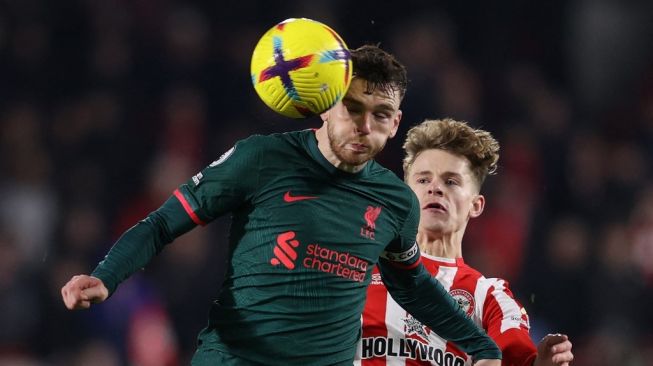 Pertahanan Scotland dari Liverpool, Andrew Robertson (L) bersaing dengan penyerang Brentford England, Keane Lewis-Potter (R) semasa perlawanan Liga Perdana Minggu 19 antara Brentford menentang Liverpool di Stadium Komuniti Gtech di London pada 2 Januari 2023. ADRIAN DENNIS / AFP