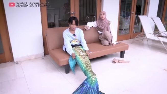  Fajar Sadboy Jadi Mermaid (YouTube/Ricis Official)