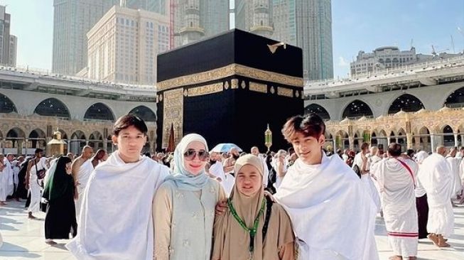 Erin Taulany umrah (Instagram/@['erintaulany'])